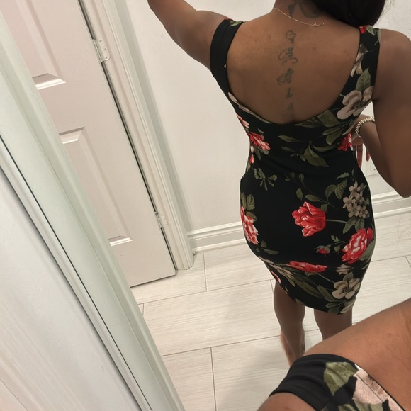 Cute Black Flower Design Dress w Low Back Sz S - Picture 4 of 6